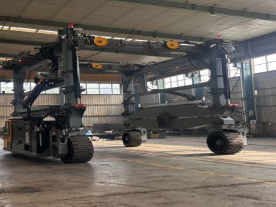 储能跨运车高效作业,环保节能,应用广泛! 储能跨运车高效作业,环保节能,应用广泛!