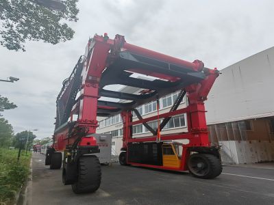 跨运车为储能柜的稳定高效转运提供可靠保障！