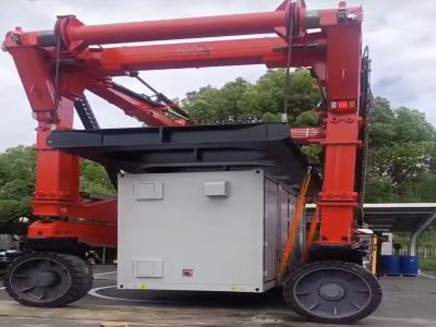 跨运车快速、高效完成集装箱装卸搬运作业！