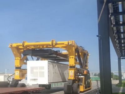 跨运车一机多用,适配多种搬运需求。 跨运车一机多用,适配多种搬运需求。