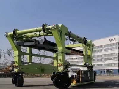 跨运车如何保障储能箱安全高效搬运? 跨运车如何保障储能箱安全高效搬运?